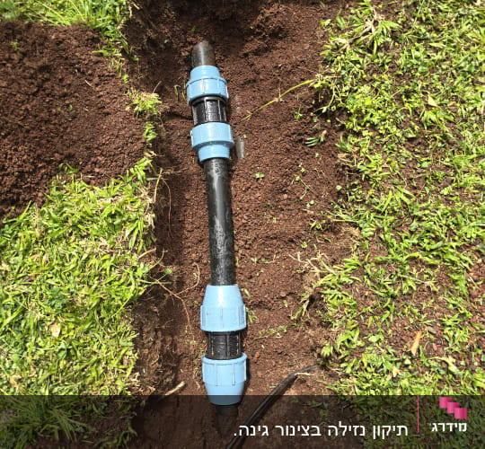 צינור שחור עם מחברים כחולים באדמה